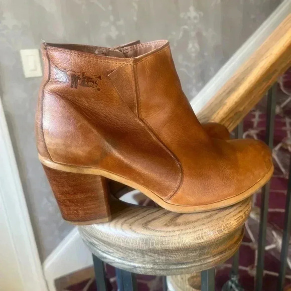 Levi’s ladies booties used good condition. Side zip. Side ze 10. Brown - Picture 5 of 15